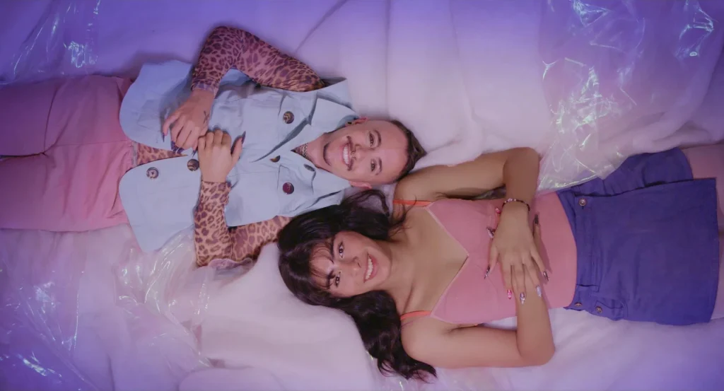 Karla und Lani liegen auf einem flauschigen, rosa Untergrund.